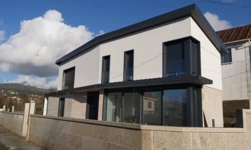 Vivienda de líneas modernas en Reboreda (Redondela) - Alzados principal y lateral