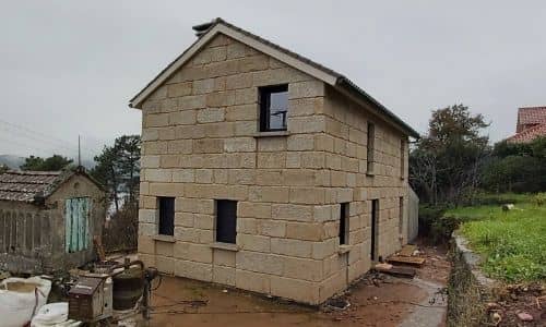 Vivienda de líneas modernas en Reboreda (Redondela) - Alzados principal y lateral