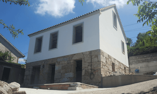 Vivienda de líneas modernas en Reboreda (Redondela) - Alzados principal y lateral