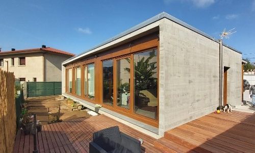 Fotografía de vivienda moderna en Vigo con hormigón visto y listones de madera