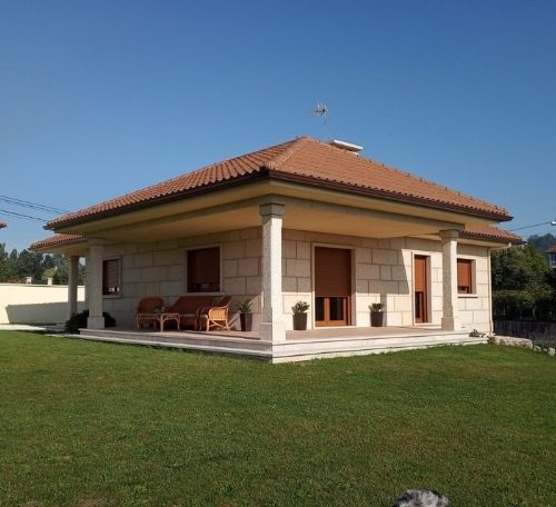 Fotografía de una vivienda de granito en Redondela