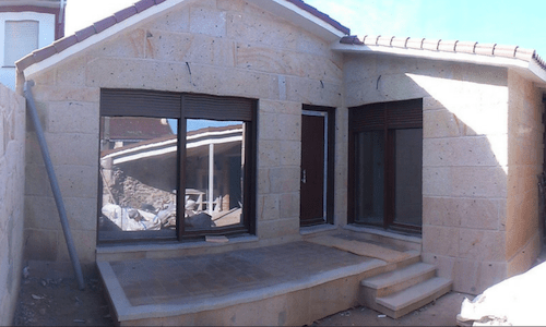 Fotografía de una vivienda rehabilitada de granito en Redondela