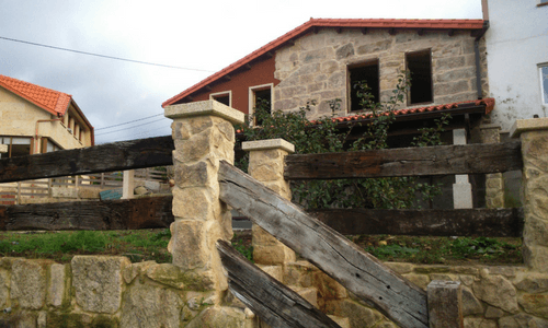 Fotografía de vivienda rehabilitada de granito antiguo en Soutomaior