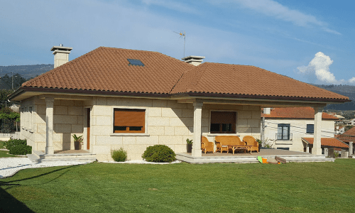 Fotografía de una vivienda de granito en Redondela