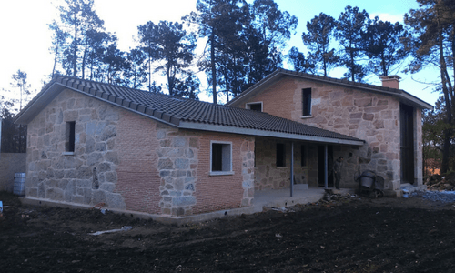 Fotografía de vivienda rústica de piedra