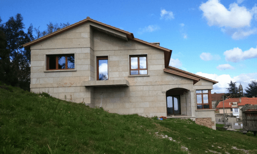 Fotografía de una vivienda de granito en Redondela