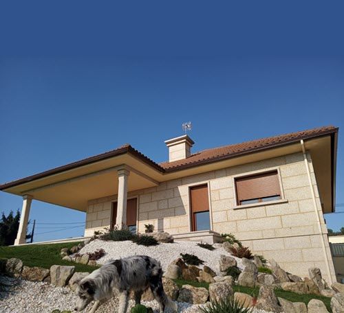 Fotografía de una vivienda de granito en Redondela