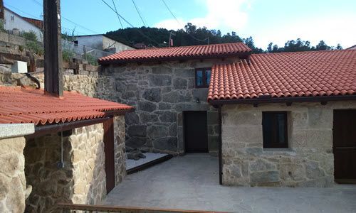 Fotografía de vivienda rehabilitada de granito antiguo en Soutomaior