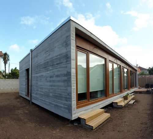 Fotografía de vivienda moderna en Vigo con hormigón visto y listones de madera