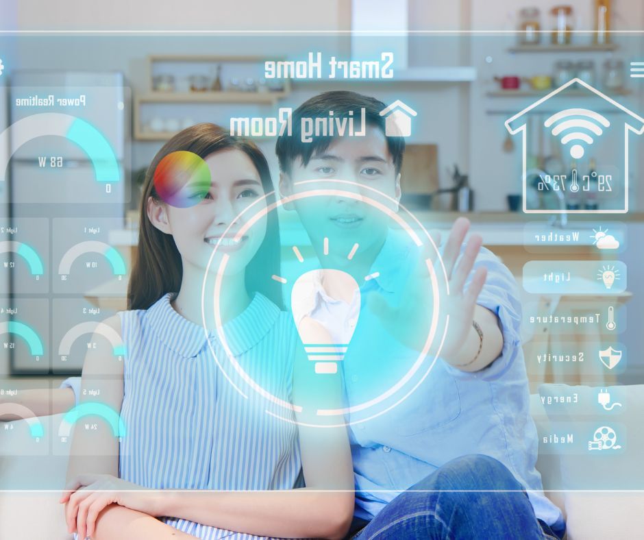 Se observa una pareja detrás de una proyección de datos sobre una vivienda