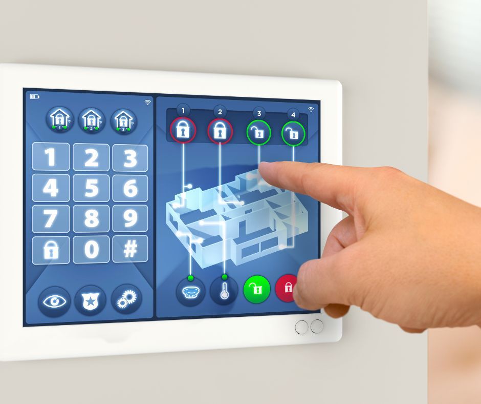 una mano pulsa un display de domótica de una vivienda