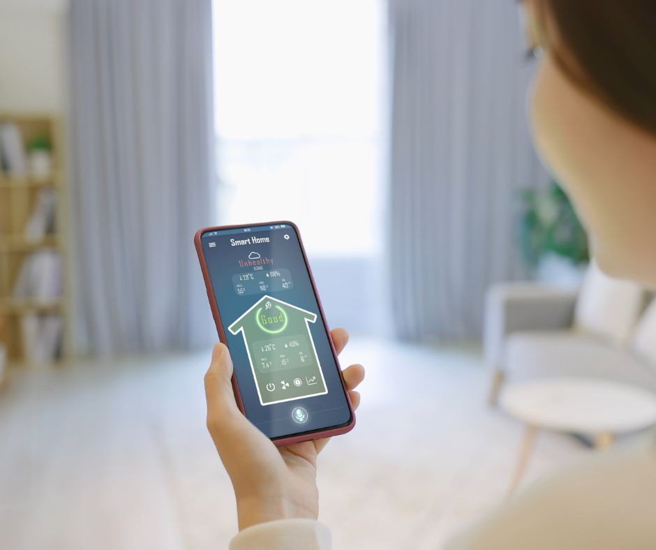 Mujer viendo un smartphone la calidad del aire de su hogar