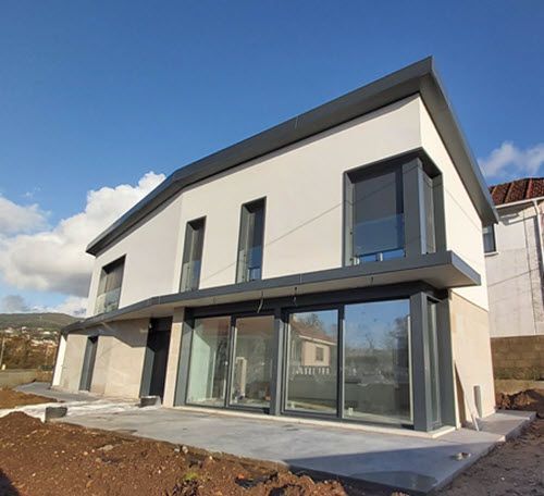 Fotografía de una vivienda moderna de granito en Redondela