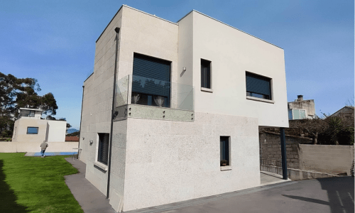 Vivienda de granito y SATE con lineas modernas