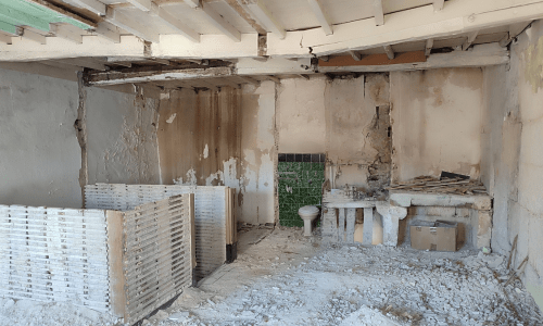 Interior de Vivienda unifamiliar antigua en demolición para rehabilitar